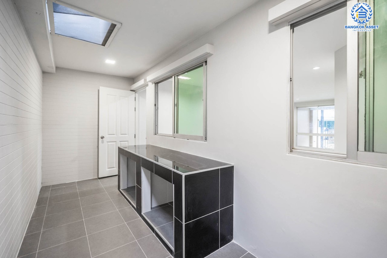 บ้านมือสองตกแต่งใหม่ แบรนด์หรู Sansiri โครงการ พลัสซิตี้พาร์ค งามวงศ์วาน25 ทาวน์โฮม 3 ชั้น ใจกลางเมือง เนื้อที่ 21.3 ตร.ว. ฟังก์ชันพร้อม 3 ห้องนอน 3 ห้องน้ำ จอดรถได้ 2 คัน บนทำเลศักยภาพ เข้า-ออกได้ 3 เส้นทาง ใกล้แหล่ง Community ชั้นนำ เดอะมอลล์งามวงศ์วาน ทางด่วน "งามวงศ์วาน" และรถไฟฟ้า "สถานีศูนย์ราชการนนทบุรี"